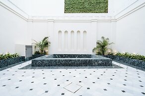 Luxurious Apartment with Patio and Pool