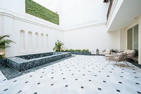 Luxurious Apartment with Patio and Pool