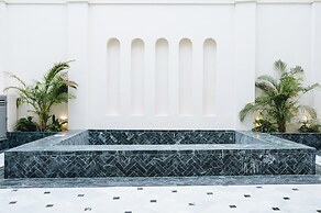 Luxurious Apartment with Patio and Pool