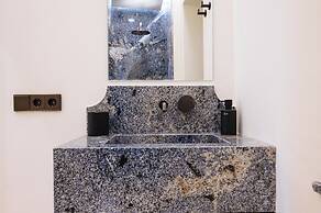 Luxurious Apartment with Patio and Pool