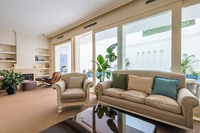 Luxurious Apartment with Patio and Pool