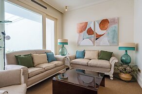 Luxurious Apartment with Patio and Pool