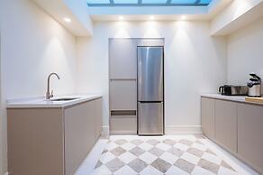 Luxurious Apartment with Patio and Pool