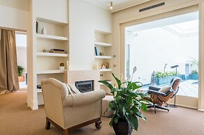 Luxurious Apartment with Patio and Pool