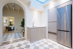 Luxurious Apartment with Patio and Pool