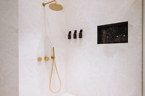 Luxurious Apartment with Patio and Pool