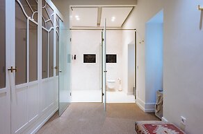 Luxurious Apartment with Patio and Pool