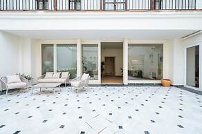 Luxurious Apartment with Patio and Pool