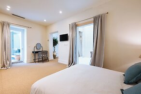 Luxurious Apartment with Patio and Pool