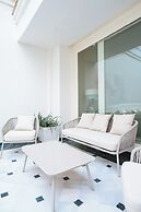 Luxurious Apartment with Patio and Pool