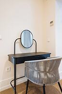 Luxurious Apartment with Patio and Pool