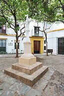 Luxurious Apartment with Patio and Pool