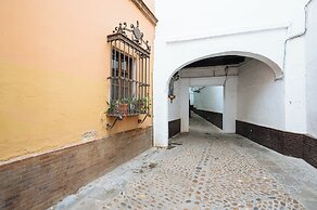 Luxurious Apartment with Patio and Pool