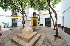 Luxurious Apartment with Patio and Pool