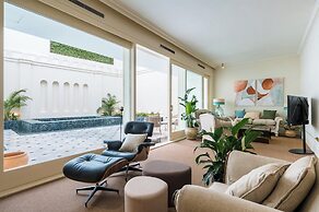 Luxurious Apartment with Patio and Pool