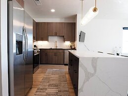 5020 PLace - Luxury Apartment