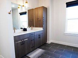 5020 PLace - Luxury Apartment