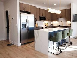 5020 PLace - Luxury Apartment