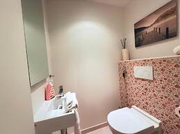Comfort 2 bedrooms Apt w balcony&parking
