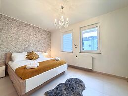Comfort 2 bedrooms Apt w balcony&parking