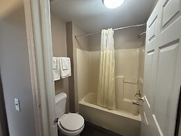 Magnolia Bay Hotel & Suites