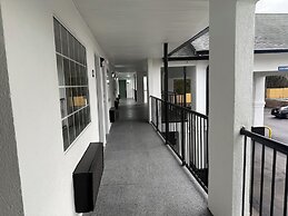 Magnolia Bay Hotel & Suites