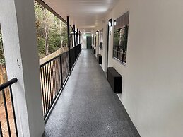 Magnolia Bay Hotel & Suites