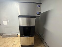 Magnolia Bay Hotel & Suites