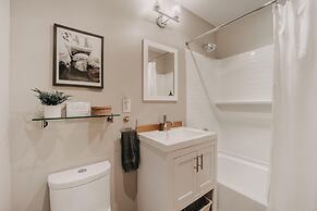 Ensuite 08 - A Newly Remodeled Studio - A Perfect Romantic Getaway