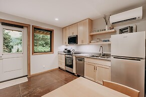 Ensuite 08 - A Newly Remodeled Studio - A Perfect Romantic Getaway