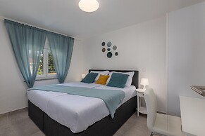 Adorable Home With Balcony and Swimming Pool