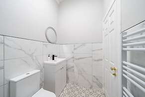 Lochside Apartment C