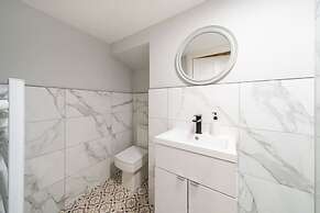 Lochside Apartment C