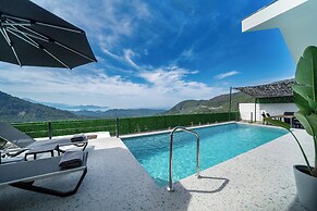 Villa Oxy & Seaview & Private Pool & Indoor Heated Pool