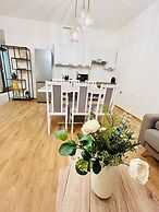 New Luxury Apartmen Metro Station