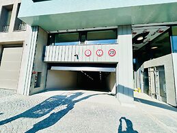 New Luxury Apartmen Metro Station