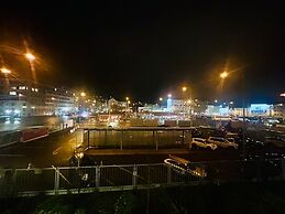 New Luxury Apartmen Metro Station