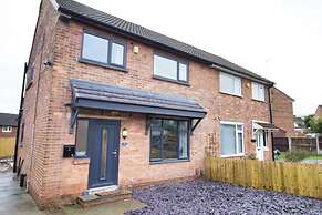 Spacious 3 Bed House - Newly Refurbished