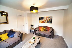 Spacious 3 Bed House - Newly Refurbished