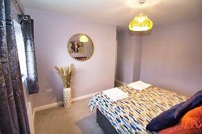 Spacious 3 Bed House - Newly Refurbished