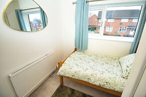Spacious 3 Bed House - Newly Refurbished