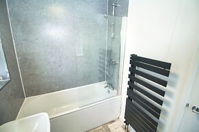 Spacious 3 Bed House - Newly Refurbished