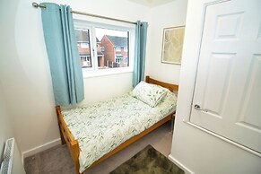 Spacious 3 Bed House - Newly Refurbished