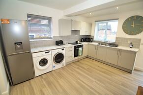 Spacious 3 Bed House - Newly Refurbished