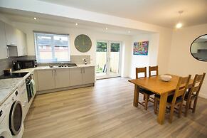 Spacious 3 Bed House - Newly Refurbished