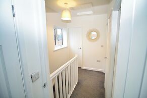 Spacious 3 Bed House - Newly Refurbished