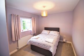 Spacious 3 Bed House - Newly Refurbished