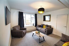 Spacious 3 Bed House - Newly Refurbished