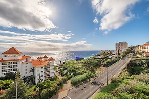 Exquisite Ocean Apartment by Madeira Sun T