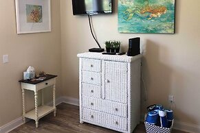 Holmes Beach Family Home W/private Pool & 3 Decks!